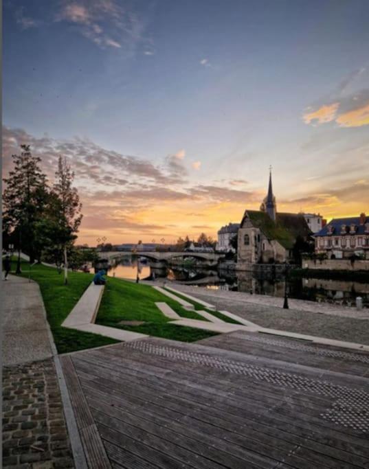 La Patte Blanche Terrasse Centre Ville Sens 6M Gare Bagian luar foto
